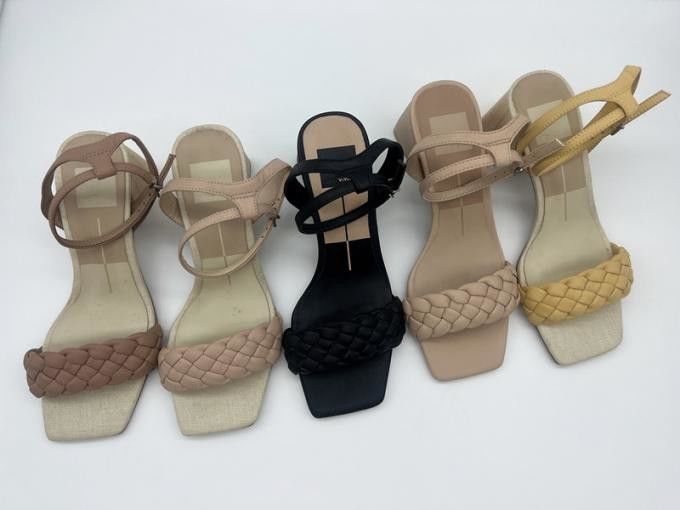 Coctel de fiesta Mujeres de cuero con tacones para el verano