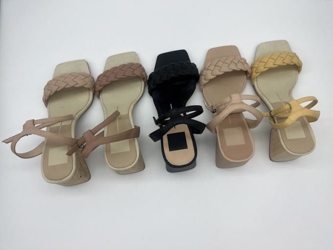 Coctel de fiesta Mujeres de cuero con tacones para el verano